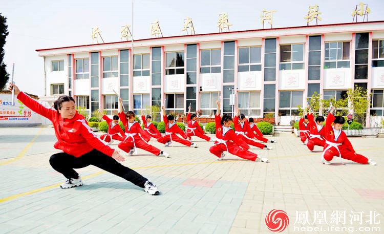 秦皇岛开发区大米河头小学：学生爱练双截棍 “阳光体育”助成长