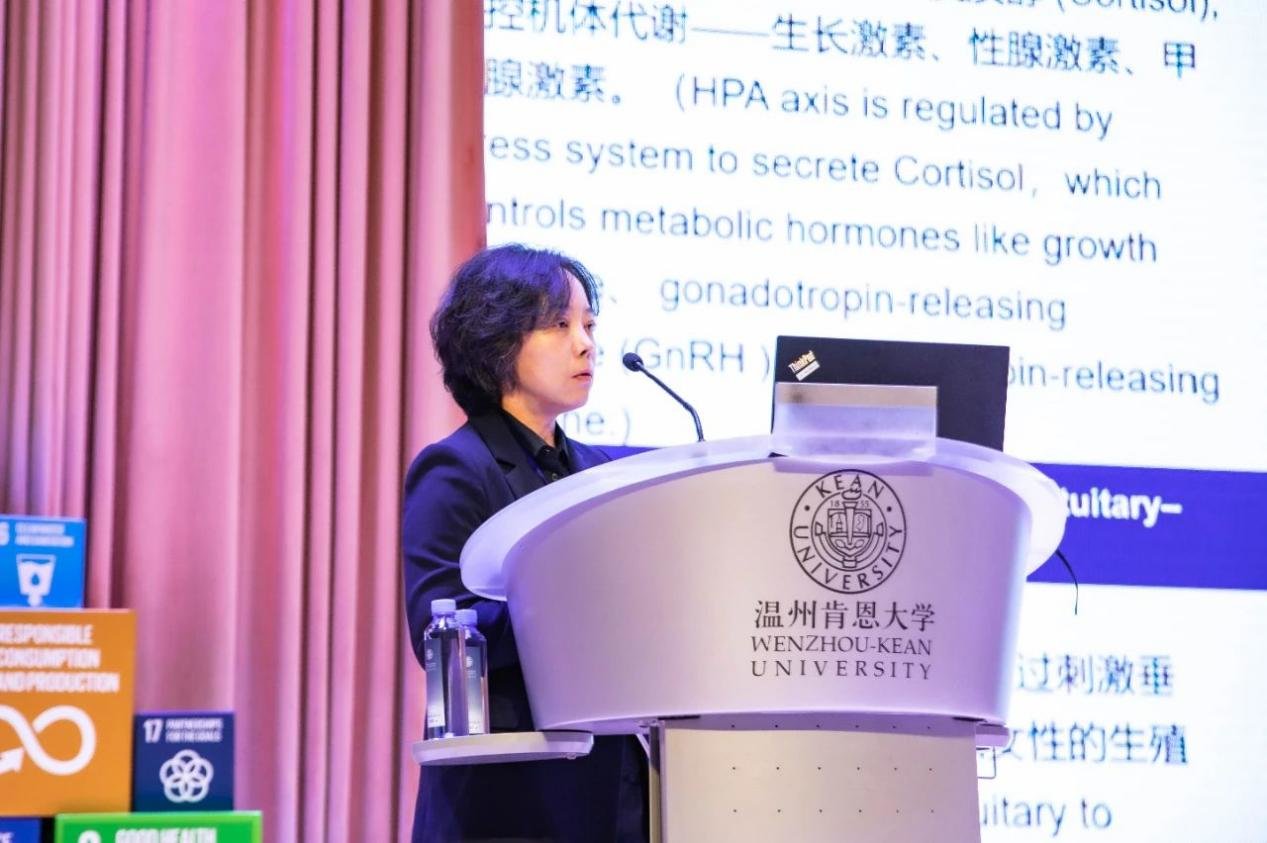 图:刘以训院士团队成员在作科研分享