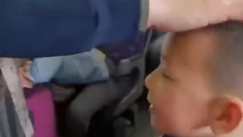 高铁上萌娃偶遇兵哥哥，主动提出拎东西并互相敬礼