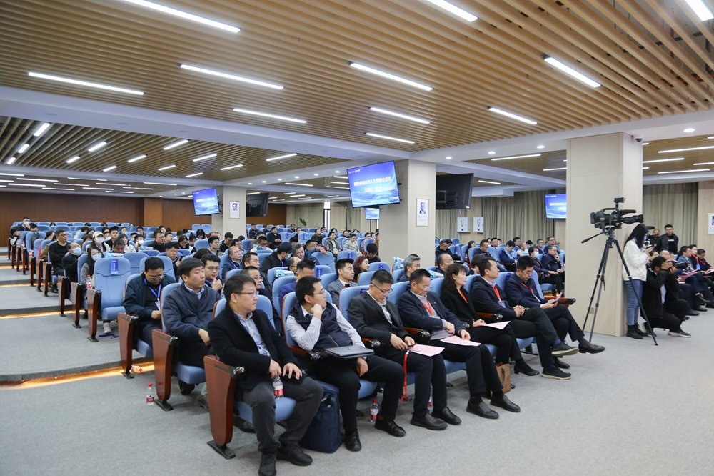 全国首辆镁合金轻量化挂车交付