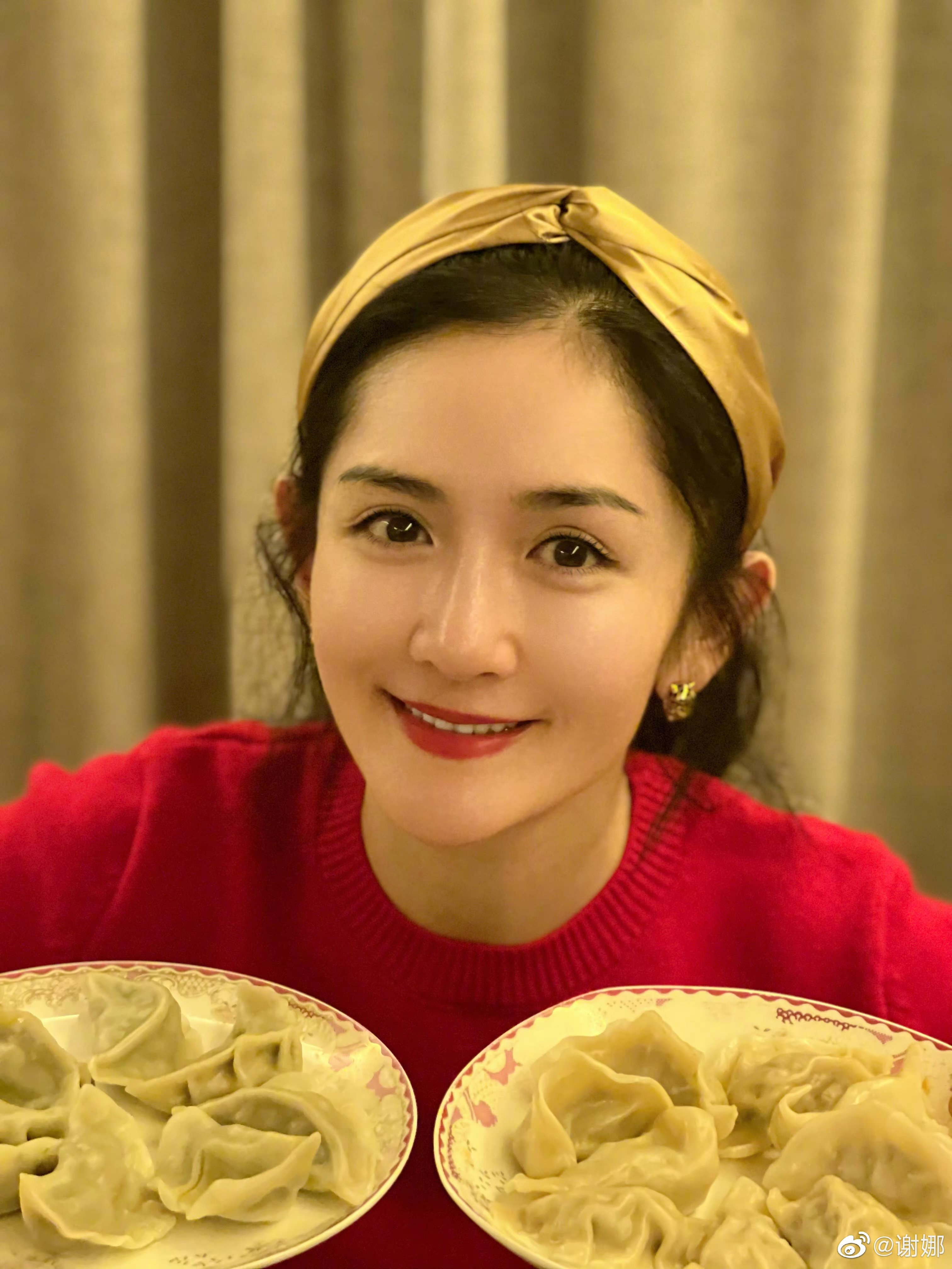谢娜机场回应助理打路人手机事件 称只是担心影响旅客
