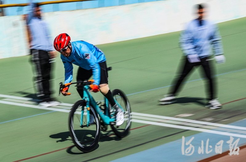 4月24日，河北省残疾人运动员在自行车比赛中。