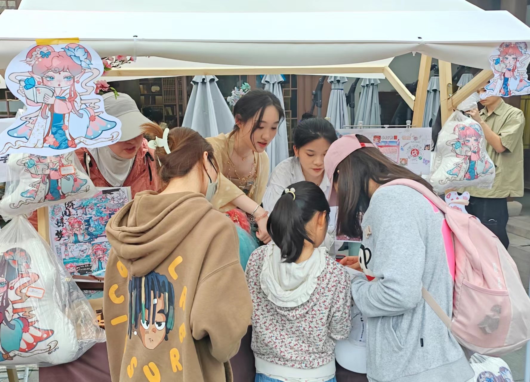 即日起，来自湖北省30余所高校艺术专业的学生市集在落梅轩、紫竹苑、西区广场开幕，为期三天。