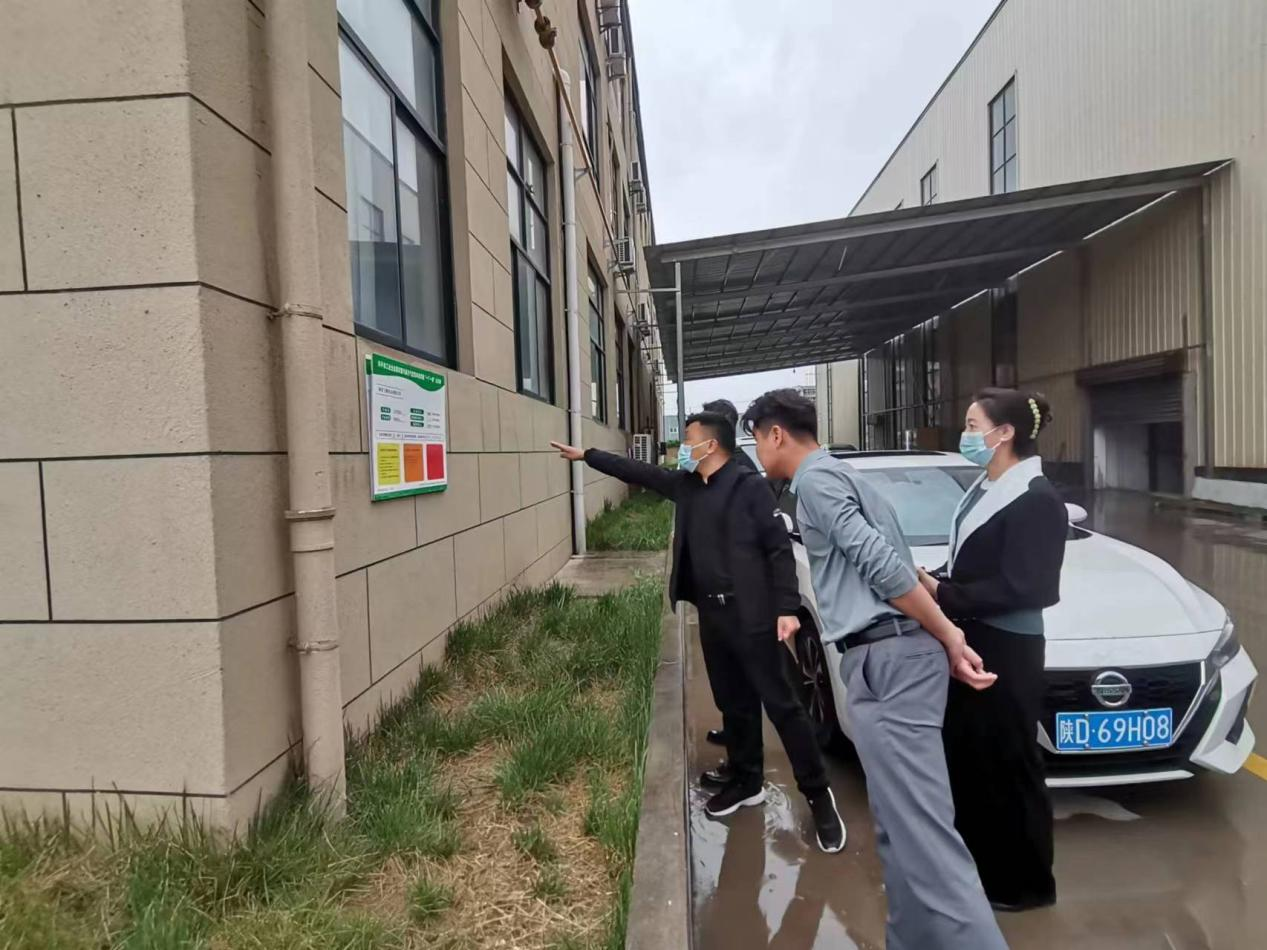 咸阳市生态环境局高新分局突击检查涉水企业排污情况