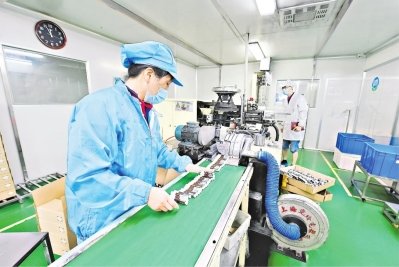 4月20日，湖北丽美药用包装有限公司员工正在车间内赶订单。