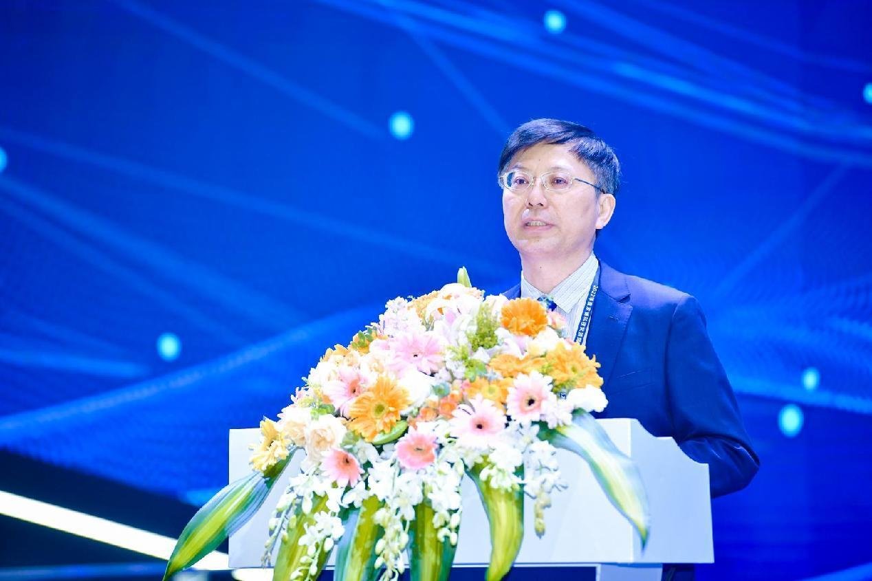 中国化学会党委副书记、副理事长兼秘书长范青华先生宣读表彰决定