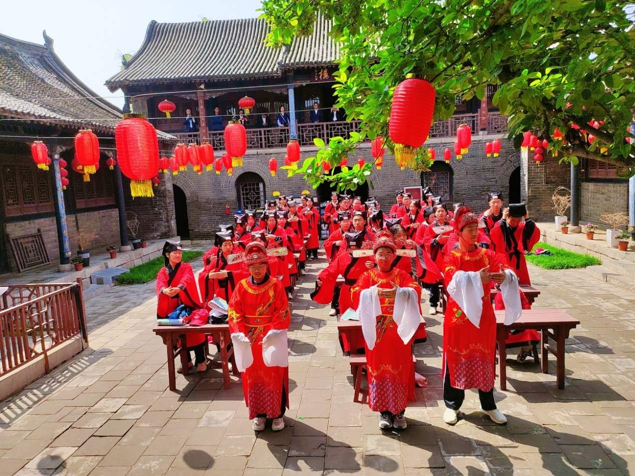 研学学生领受传统文化教育