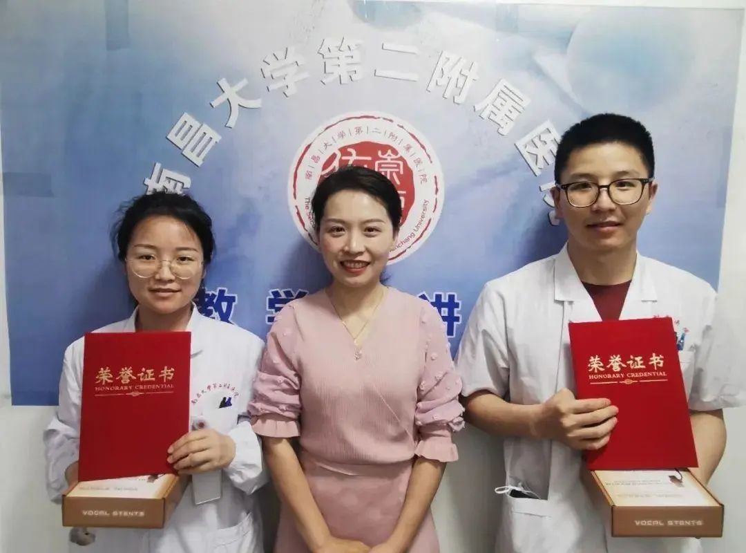 列车上一旅客突发疾病 南昌大学二附院两名医学生挺身而出