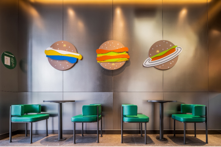 麦当劳中国首家太空亲子餐厅-武汉麦当劳金银湖199+餐厅太空元素墙画