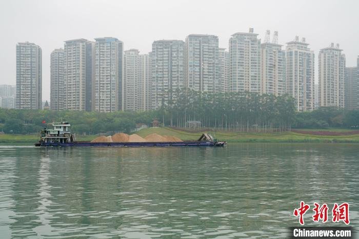 一艘船舶在碧绿的邕江上驶过。　王以照 摄