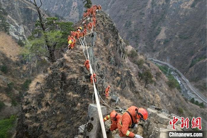 四川稻城森林火灾:地空协同全力扑打雷击森林火灾凤凰网吉林_凤凰网
