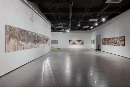 现场展览 （图片来源：半岛综合材料绘画）