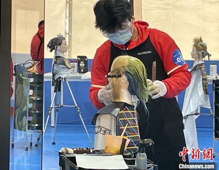 图为美发比赛。　李雯 摄