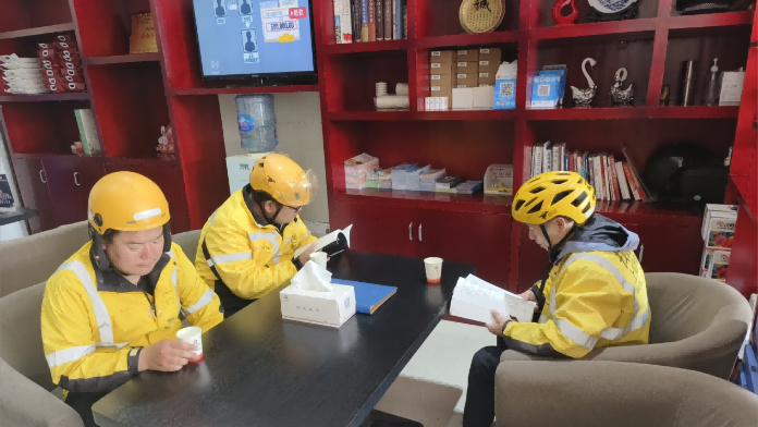 安福县“吉先锋”志愿者在红色驿站为外卖骑手送清凉