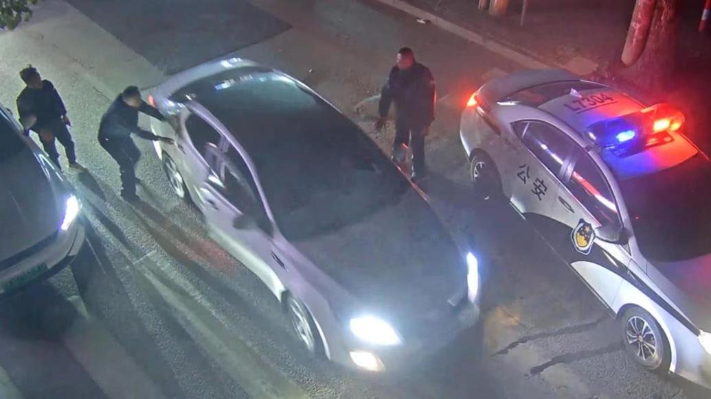 男子醉驾上路妄图逼停其他车辆，逃跑未遂被民警拦下