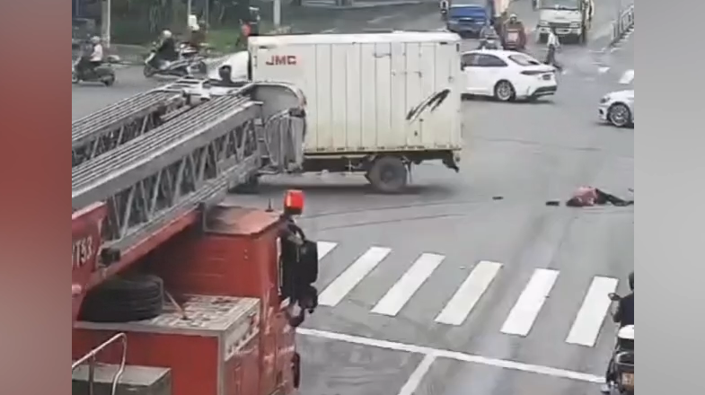 归队途中遇车祸，消防车秒变救护车