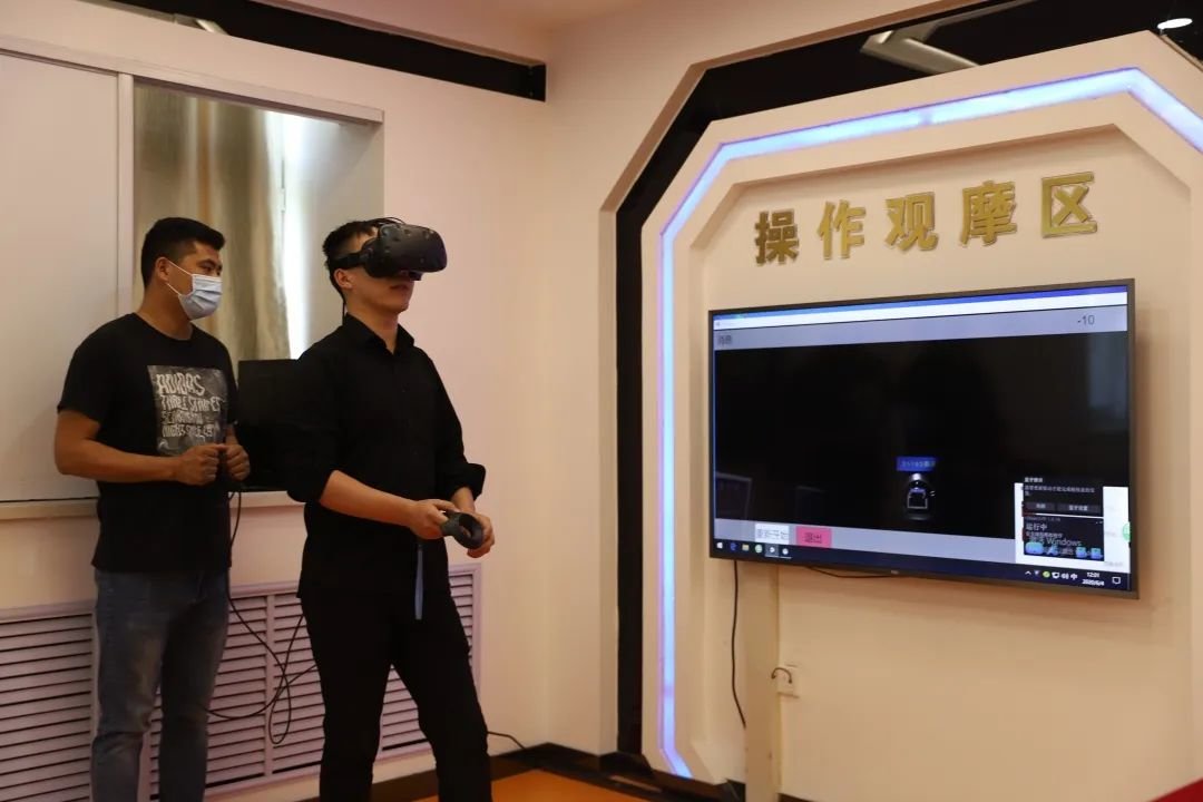 ▲伊新煤业职工正在进行VR避灾能力考核