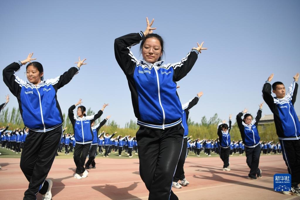 敦煌中学的学生在操场上做敦煌舞课间操(4月26日摄) 新华社记者 方欣 摄