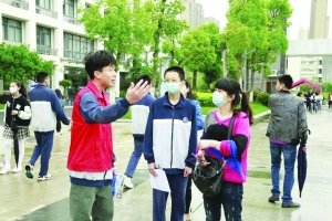 南昌市外国语学校九龙湖校区学生志愿者给参观家长学生指路