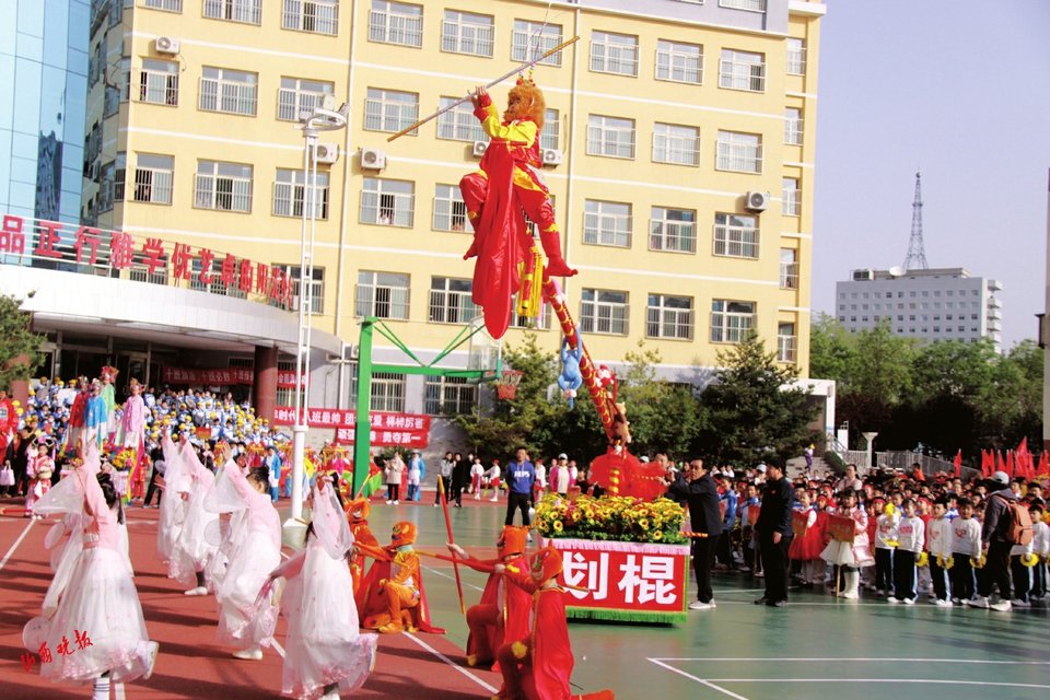 背棍铁棍独轮车，太原一小学运动会开幕式嗨翻了！