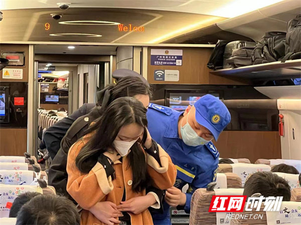 乘务员任意列车上指导大家如何进行海姆立克急救法。