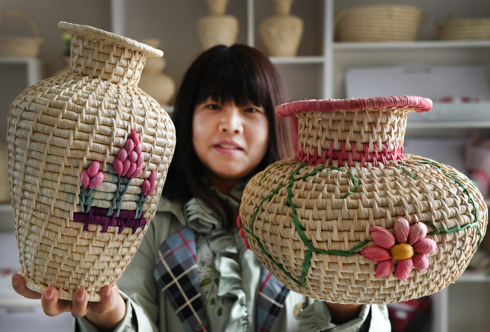 乡贤屈军侠让非遗草编飞出秦岭