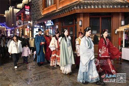 南昌万寿宫历史文化街区，市民游客赏福灯、猜灯谜，欢欢喜喜闹元宵 记者王祺摄