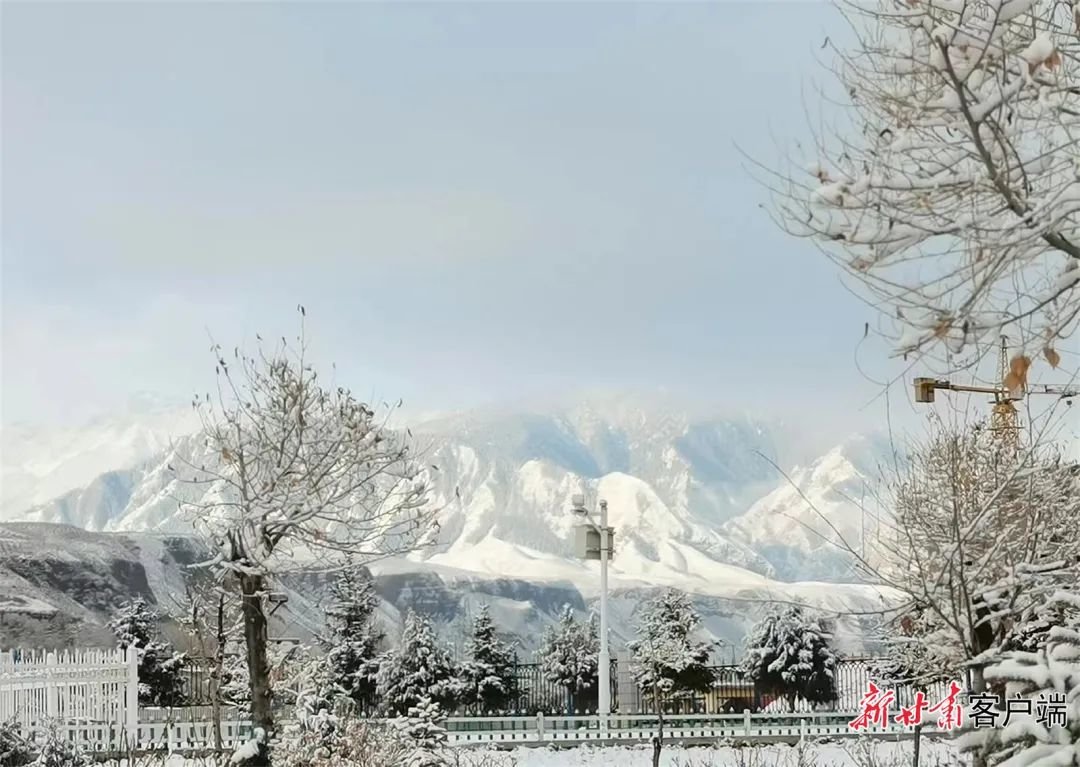 4月22日白天到夜间，肃南县迎来大范围雨雪天气。新甘肃&middot;甘肃日报通讯员 强琳 摄