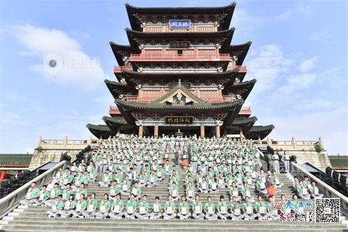 滕王阁下集体诵读《滕王阁序》 记者王祺 摄