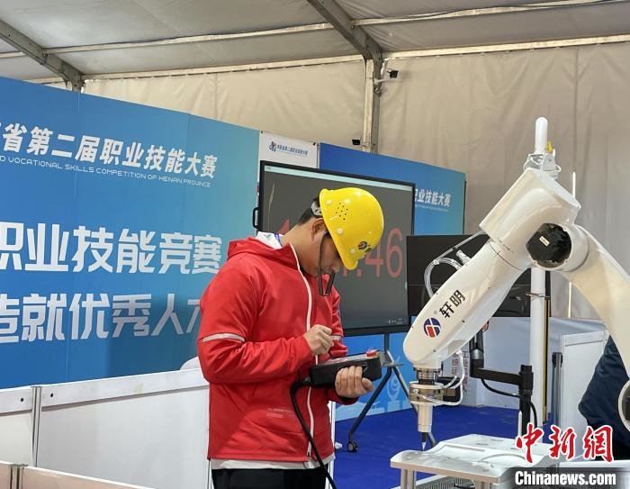 图为工业机器人系统维修比赛。　李雯 摄