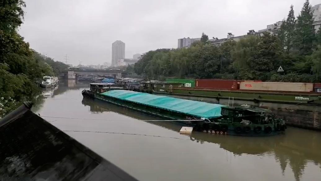 京杭大运河杭州段一艘大型货船沉没，航道受阻打捞进行中