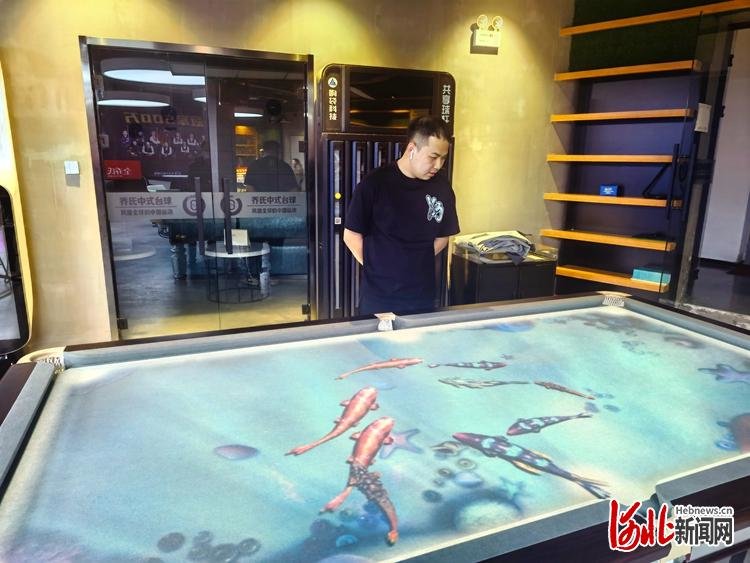 近日，客户在体验爱跑光影桌球。河北日报记者孙也达摄