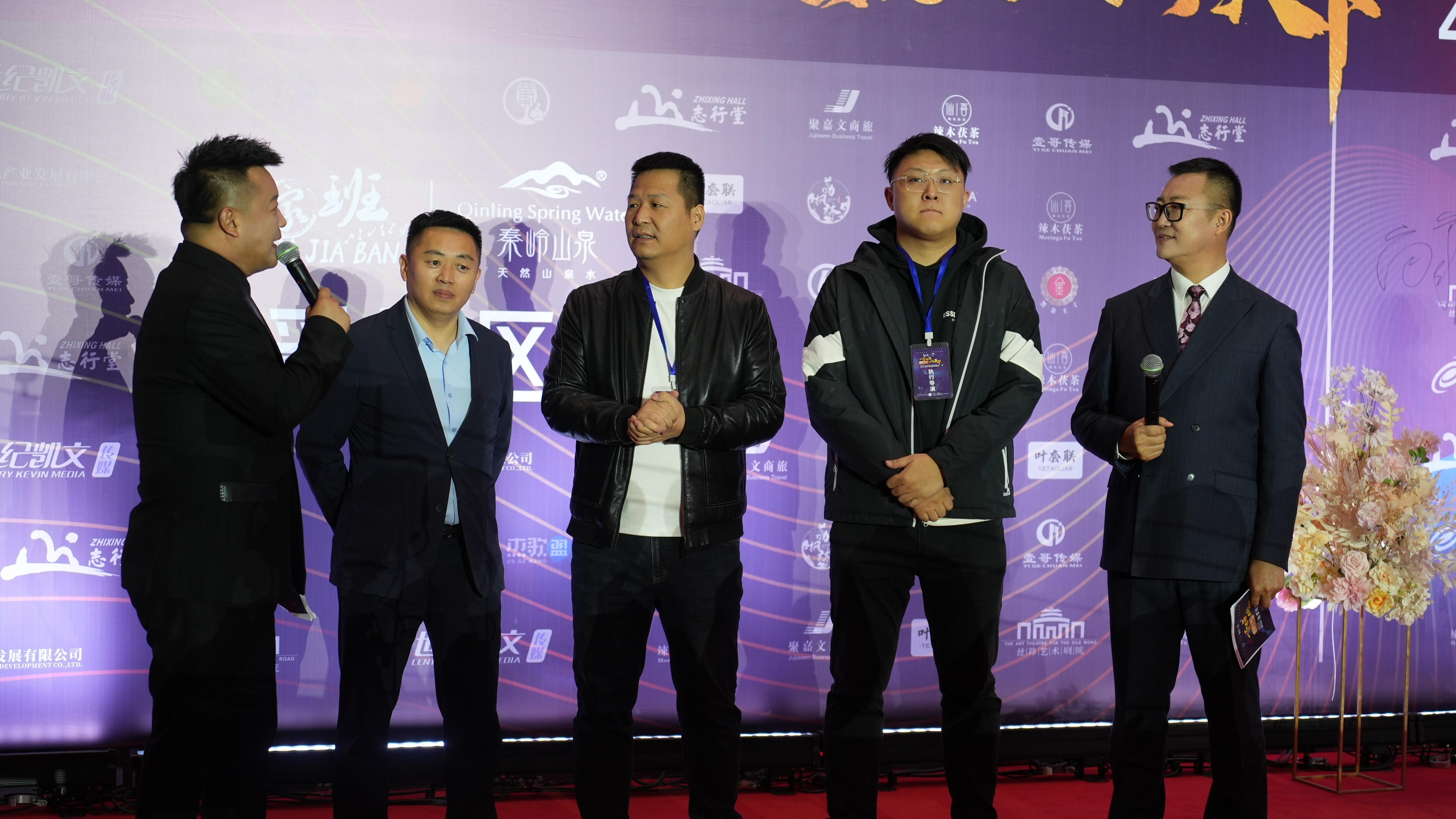 导演组接受媒体采访