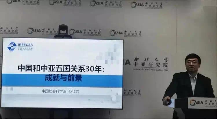 （图为孙壮志研究员为师生做讲座）