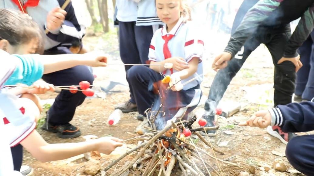 小学组织学生学习野外生存技能：提升孩子的实践能力