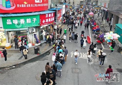 南昌珠宝街：烟火气老街成网红打卡地 记者 王祺 摄