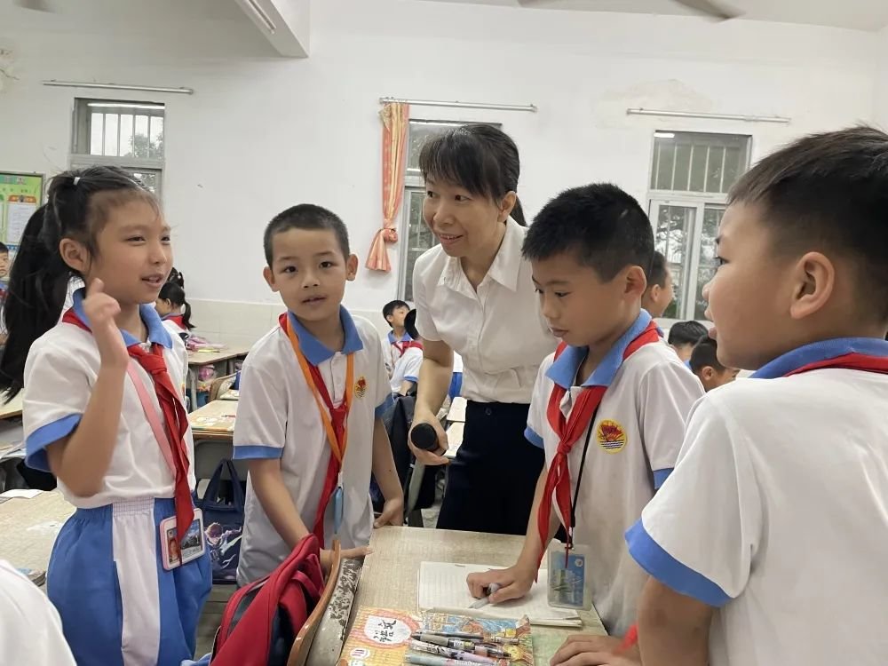 台山市广海镇中心小学师生在课堂交流 李嘉敏 摄