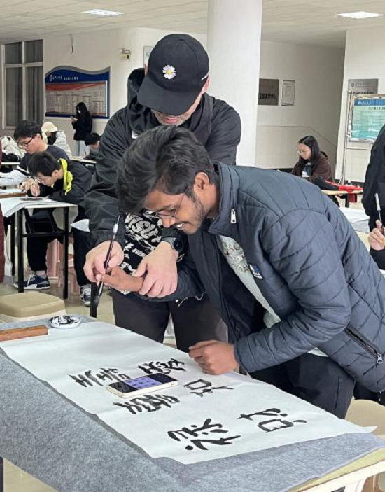 图4 老师指导孟加拉国留学生爱德华