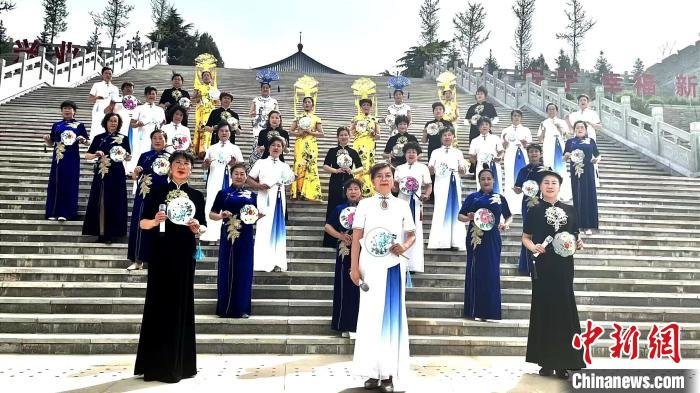 图为“书香满平凉——世界读书日&middot;人人读经典”千人诵读场景之宝塔公园。　袁海明 摄