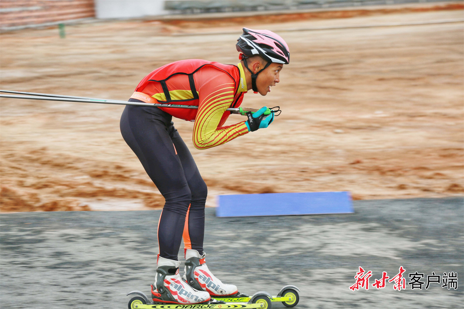 运动员在赛场上（白银国家雪上项目训练基地供图）