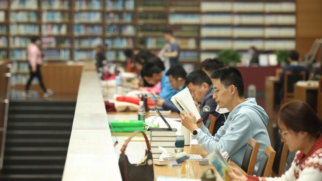 2023年4月23日,北京,世界读书日之际,读者在中国国家图书馆享受阅读