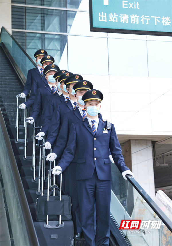 2023年焕新升级的长沙客运段高铁乘务组之一“铁男组”在长沙南站出乘。