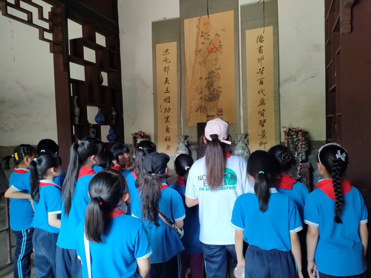 研学学生聆听传统文化教育