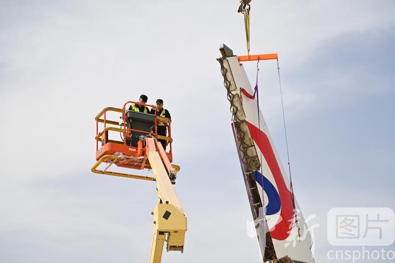 4月25日，甘肃省兰州市中川国际机场停机坪内，东航技术甘肃分公司工作人员进行A320飞机垂直尾翼和平尾的拆除工作。