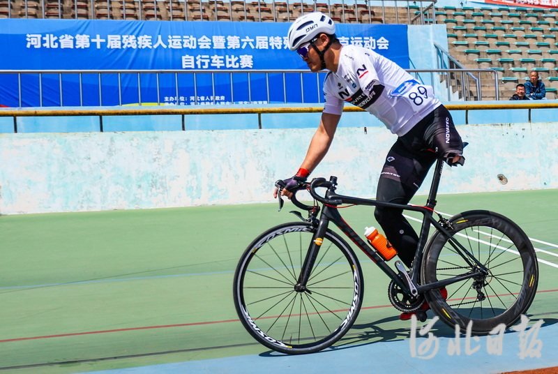 4月24日，河北省残疾人运动员在自行车比赛中。