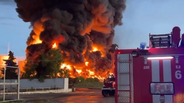 现场画面：克里米亚储油设施遭袭击，从黑夜一直烧到白天