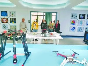 家长学生在南昌市二十三中校园参观