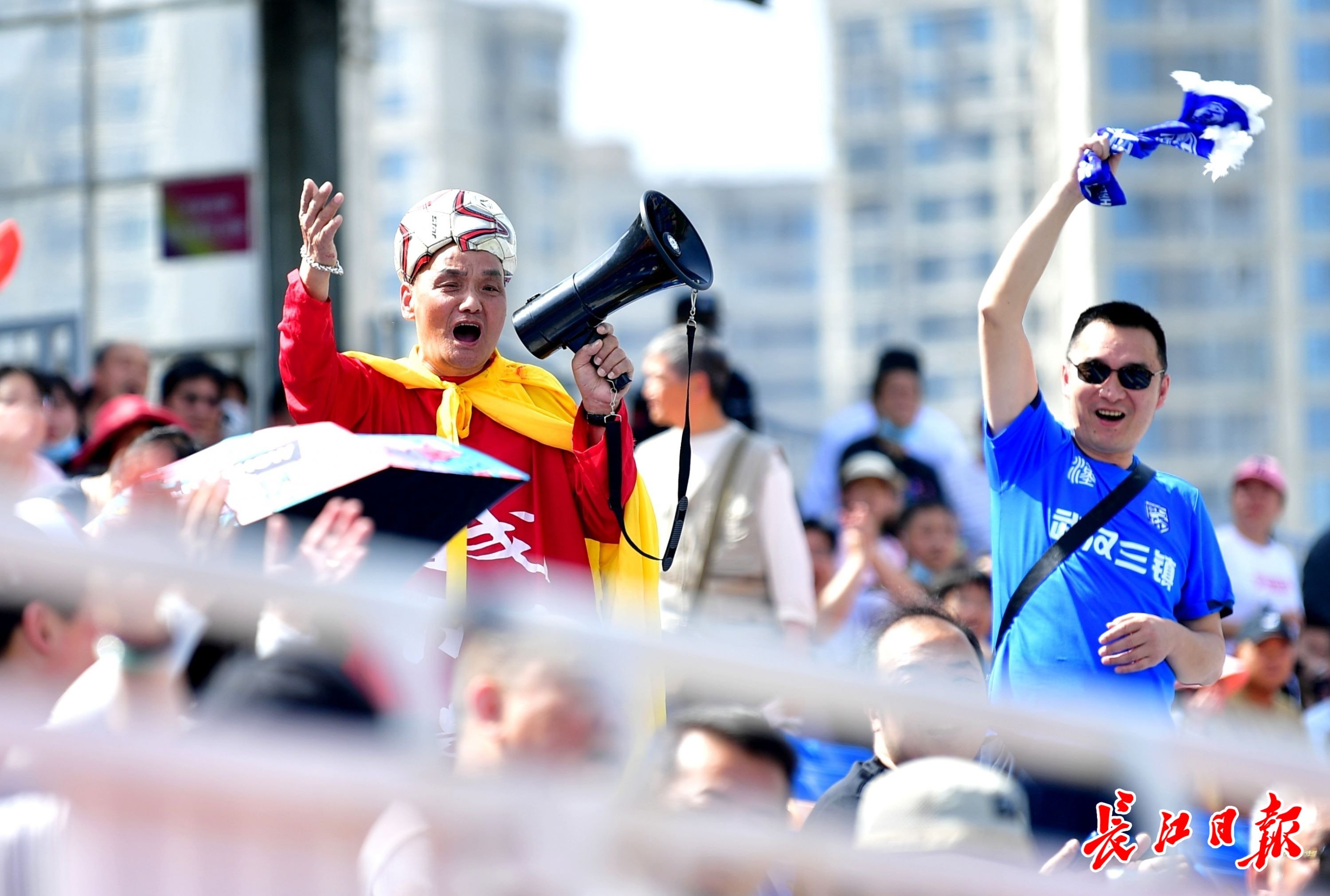 球迷为武汉江大女足姑娘助威。记者喻志勇 摄