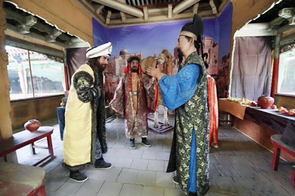 ▲甘肃兰州五泉山蜡像馆内展示“粟特商人”的蜡像场景