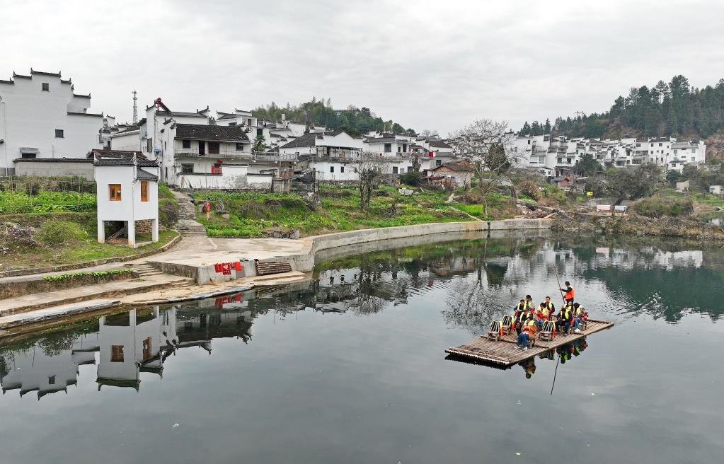 游客在江西省婺源县清华镇乘竹筏游览（3月3日摄）。新华社记者万象 摄